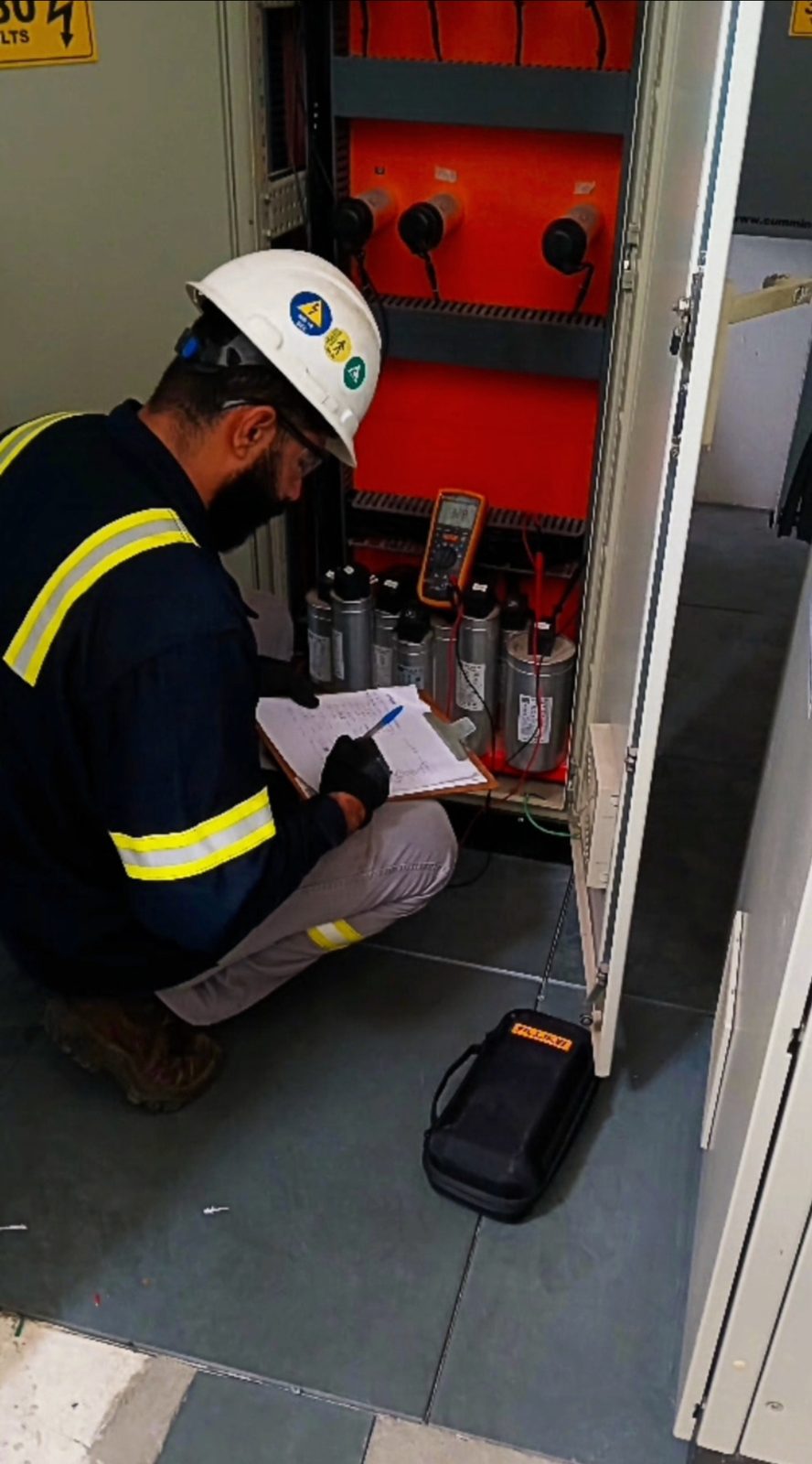 Profissional realizando verificação em painel elétrico