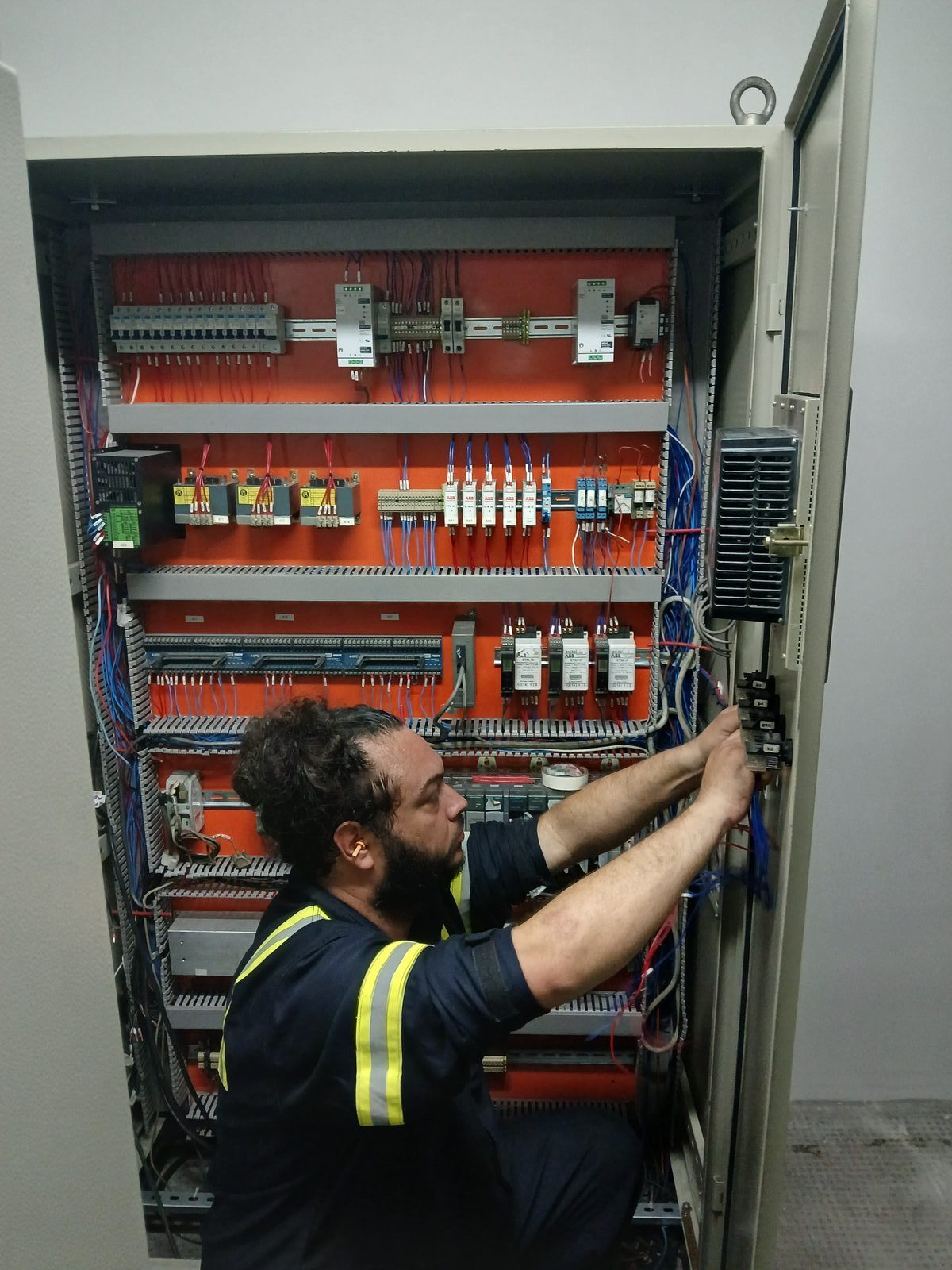 Profissional montando painel elétrico