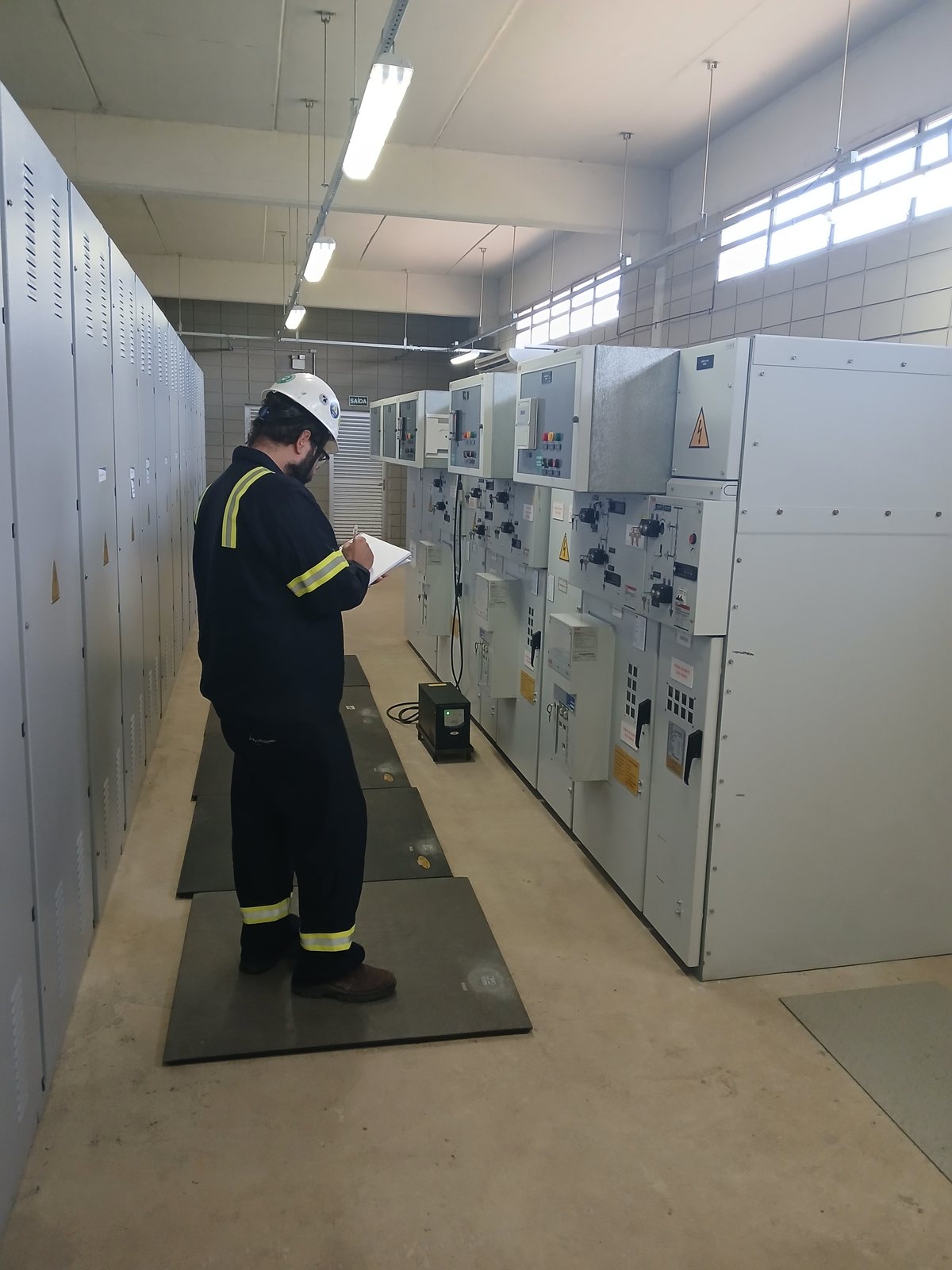 Profissional inspecionando painéis elétricos