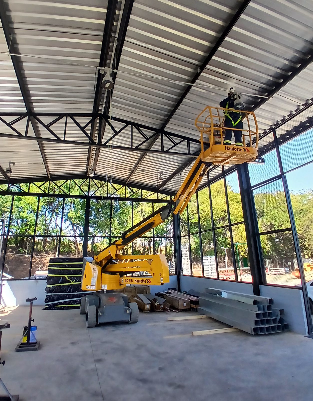 Montagem de infraestrutura elétrica em obra