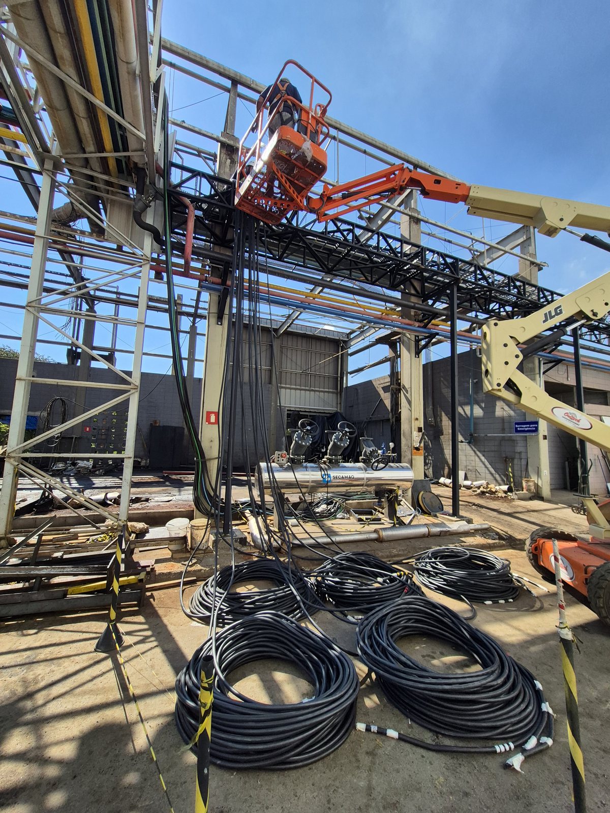Montagem de infraestrutura elétrica com cabeamento