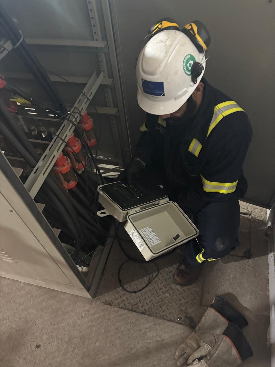Profissional realizando diagnóstico em equipamento elétrico