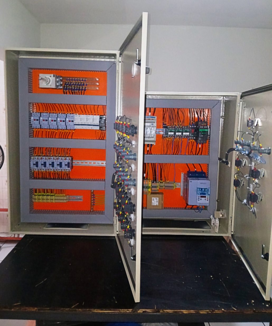 Painel elétrico montado e instalado